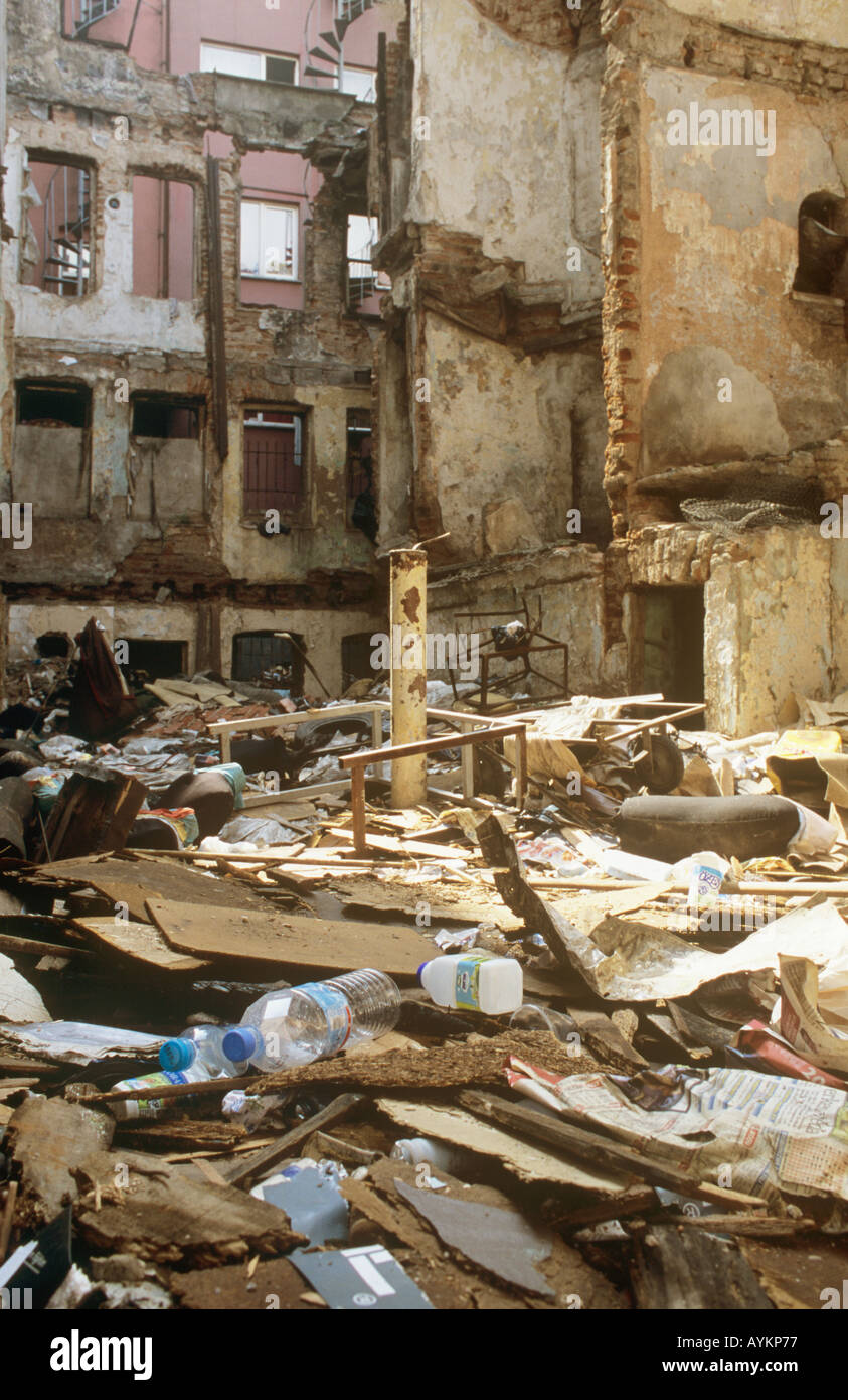 ABGERISSENEN HAUS IM STADTTEIL BEYOGLU, ISTANBUL, TÜRKEI Stockfoto