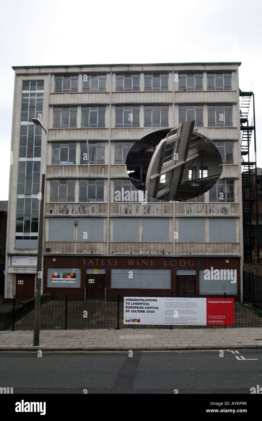 Umdrehen des Ortes - Richard Wilson [Cross Keys House, 37-41 Moorfields Eye Hospital, Liverpool, Merseyside, Vereinigtes Königreich, Europa].   . Stockfoto