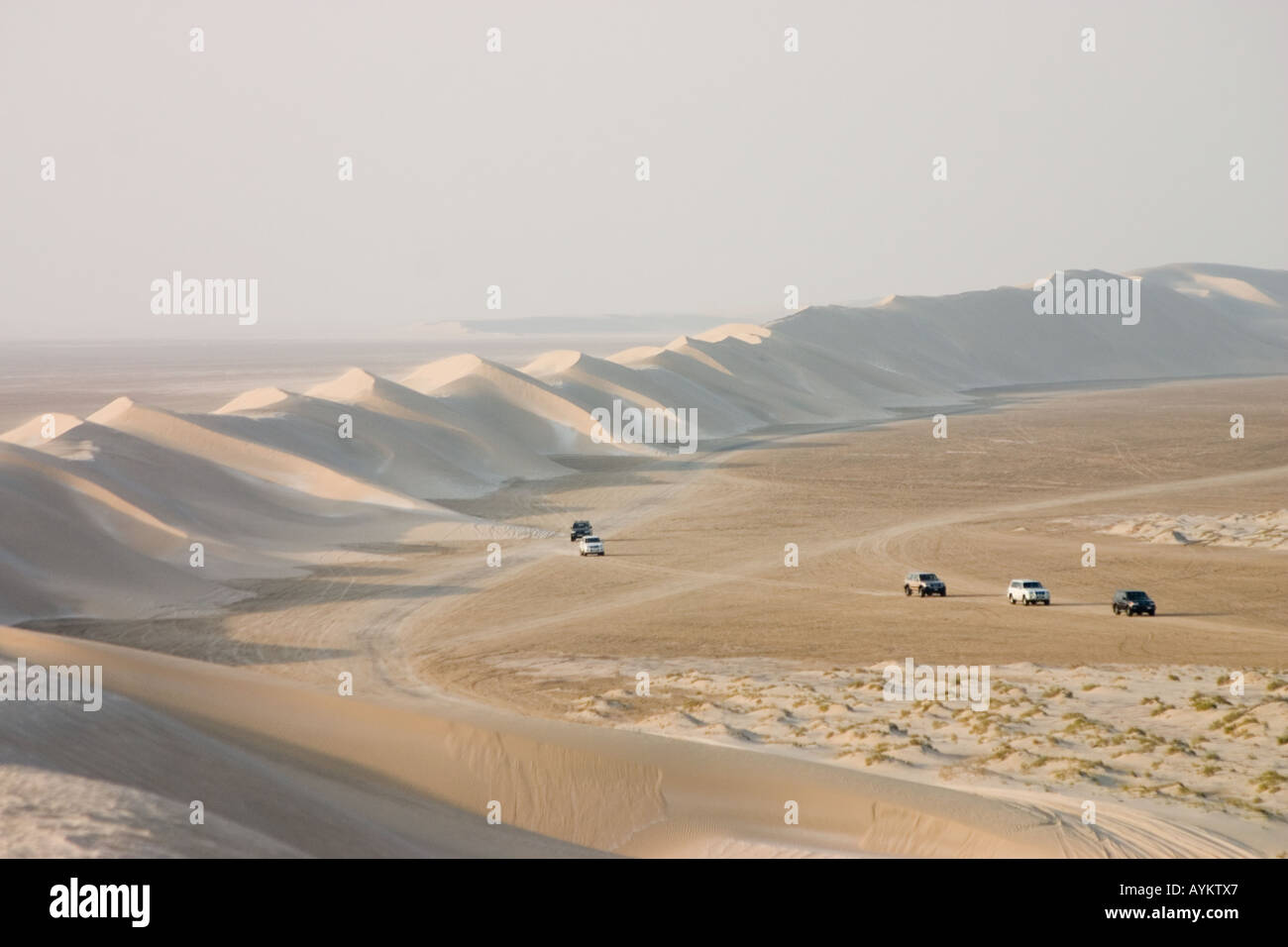 Sanddünen in der Nähe von dem Binnenmeer-Katar Stockfoto