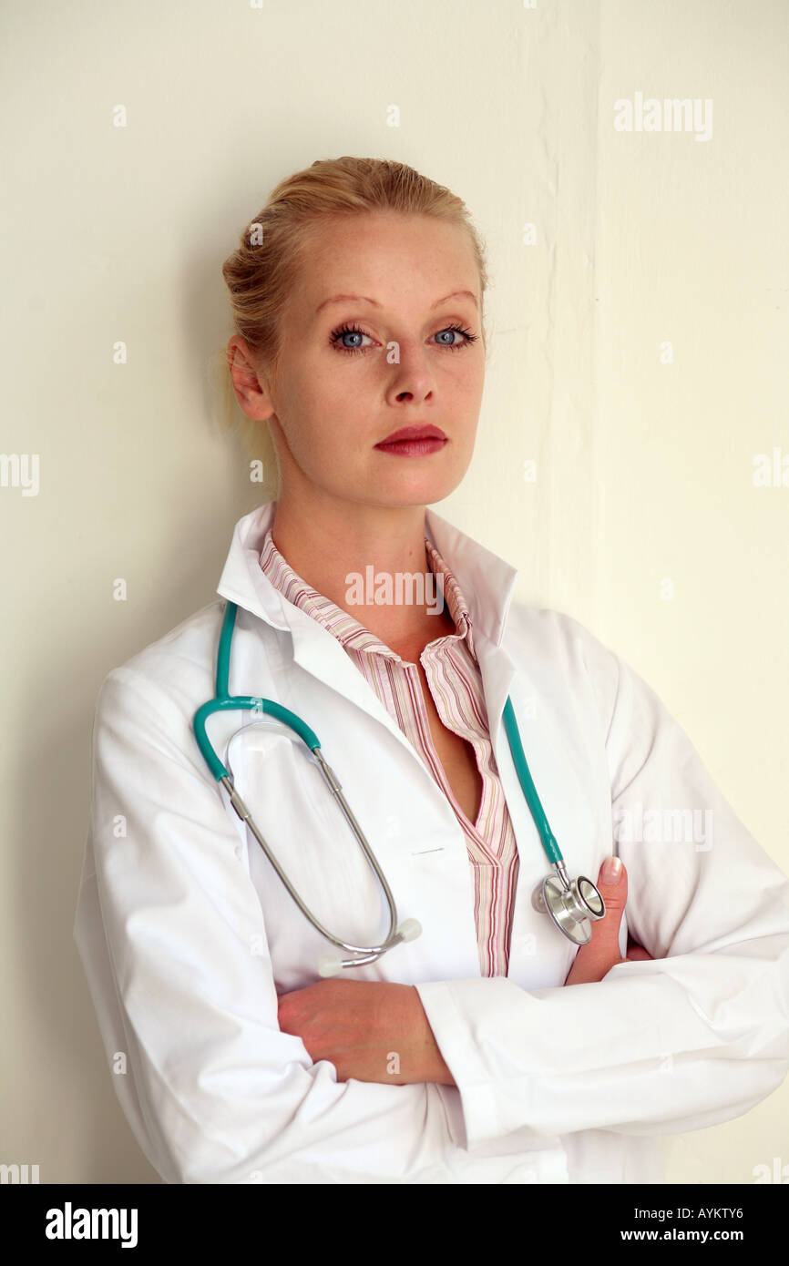 Ärztin im weißen Kittel mit Stethoskop Stockfoto