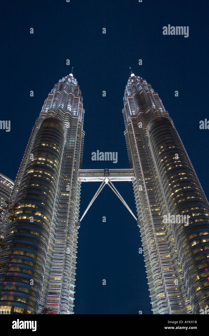 Petronas Twin Towers bei Nacht in malaysia Stockfoto