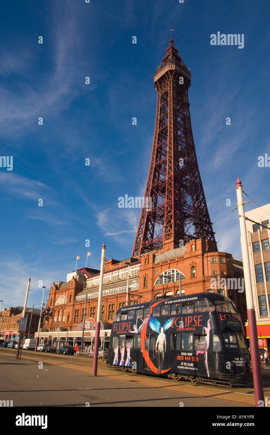 Straßenbahn auf Großbritannien s älteste Straßenbahn in Blackpool mit Blackpool Tower hinter Stockfoto