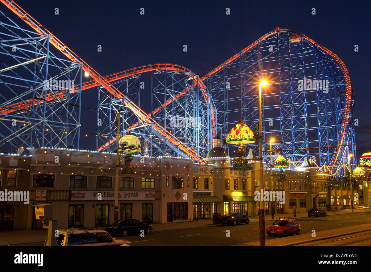 Abend-Ansicht eines Teils der Blackpool Pleasure Beach zeigt die Pepsi Max Big One Stockfoto