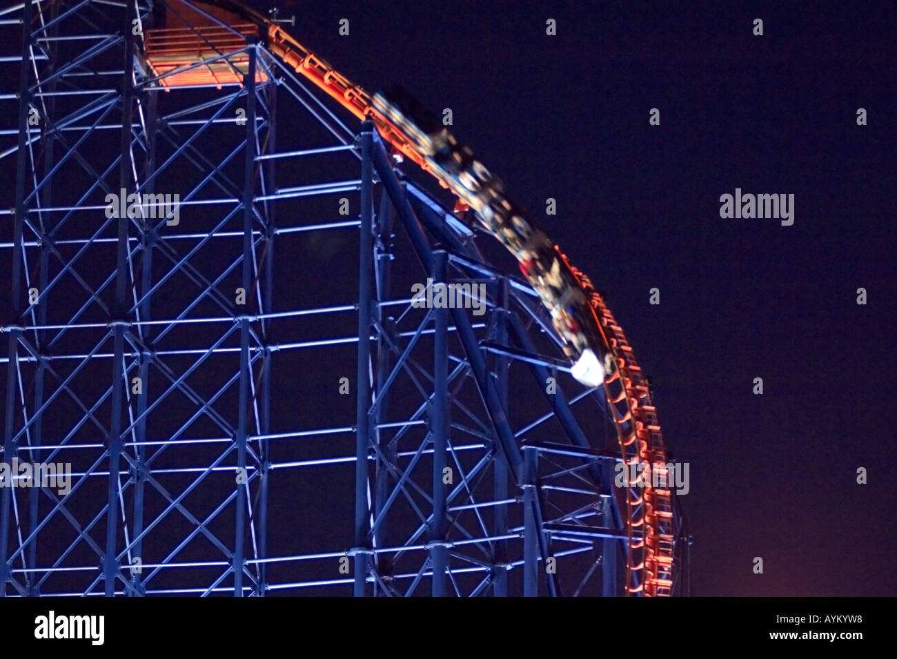 Hohe ISO Abend Blick auf einen Teil des Pepsi Max Big One in Blackpool Pleasure Beach Stockfoto