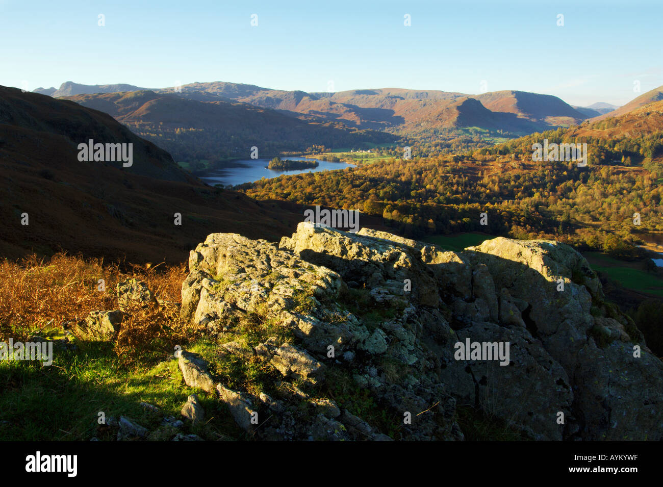 Blick vom Ewe Crag auf Loughrigg fiel in Richtung Grasmere mit Langdale Pikes hoch heben und Helm Crag unter den Fjälls sichtbar Stockfoto