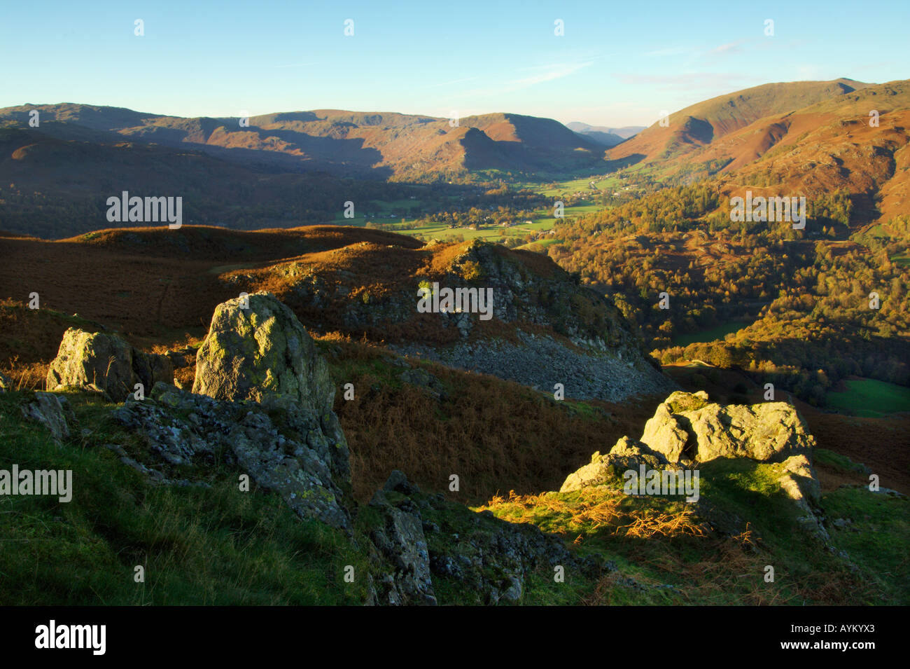 Blick vom Ewe Crag auf Loughrigg fiel auf das Tal von Grasmere Stockfoto