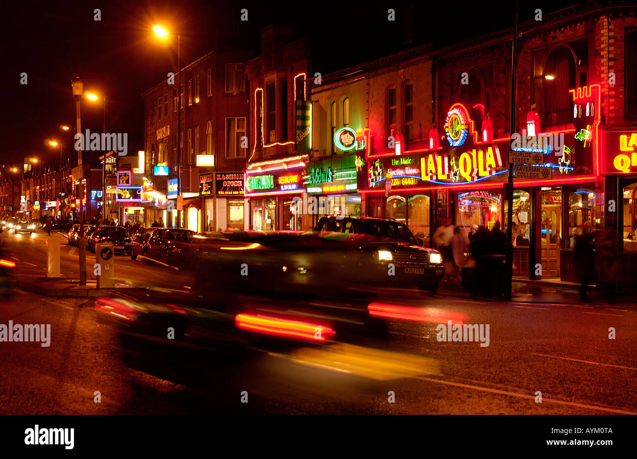 Nachtaufnahme der Feierabendverkehr auf Wimslow Straße Manchester UK Stockfoto