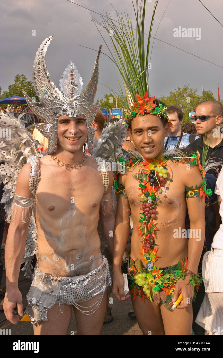 Zwei Partygänger in aufwendigen Kostümen bei der Street Parade in Zürich Schweiz Stockfoto