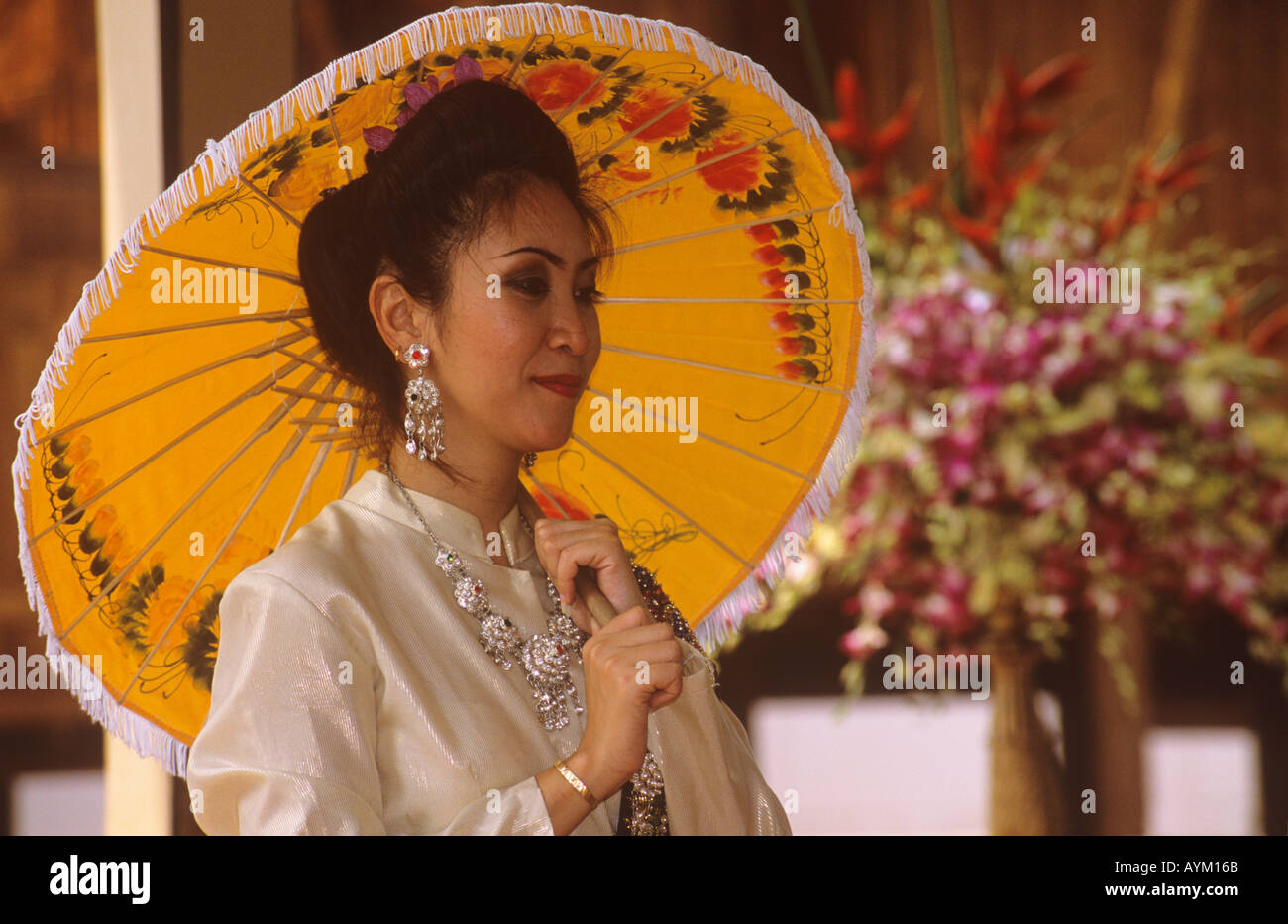 Junge Frau mit Regenschirm Vimanmek Palace Bangkok Thailand Stockfoto