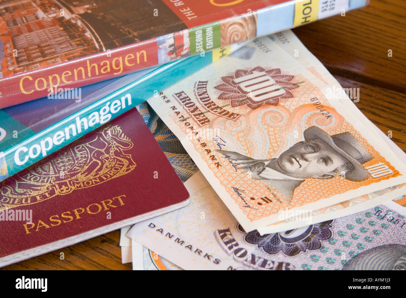 Copenhagen-Reiseführer mit dänischen Kronen und britischen Pass Stockfoto