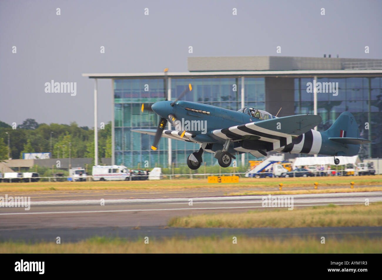 Spitfire kurz vor dem Aufsetzen in Farnborough Stockfoto