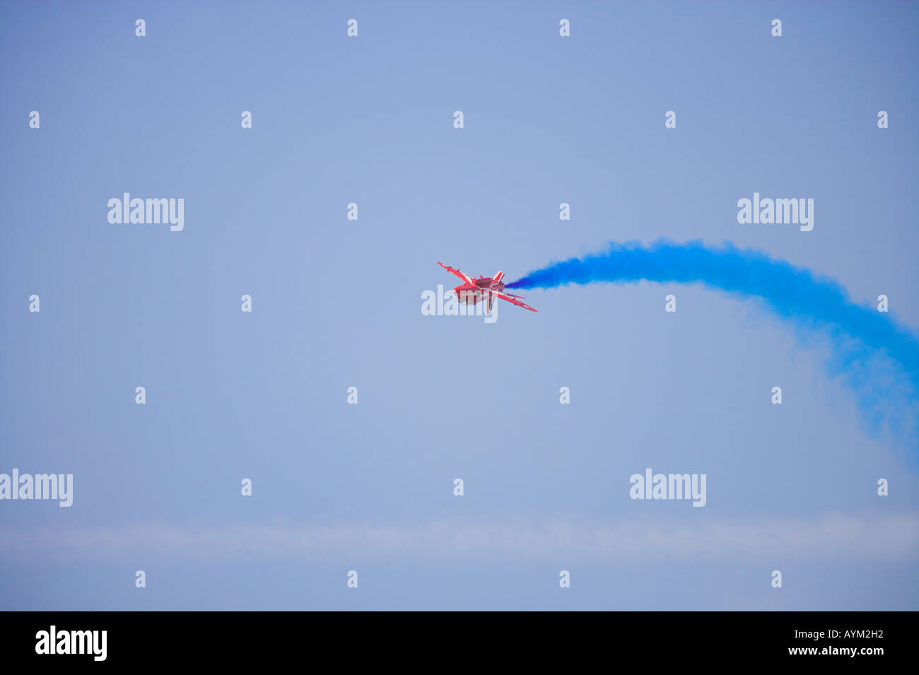 Solo-roter Pfeil fliegen invertiert Stockfoto