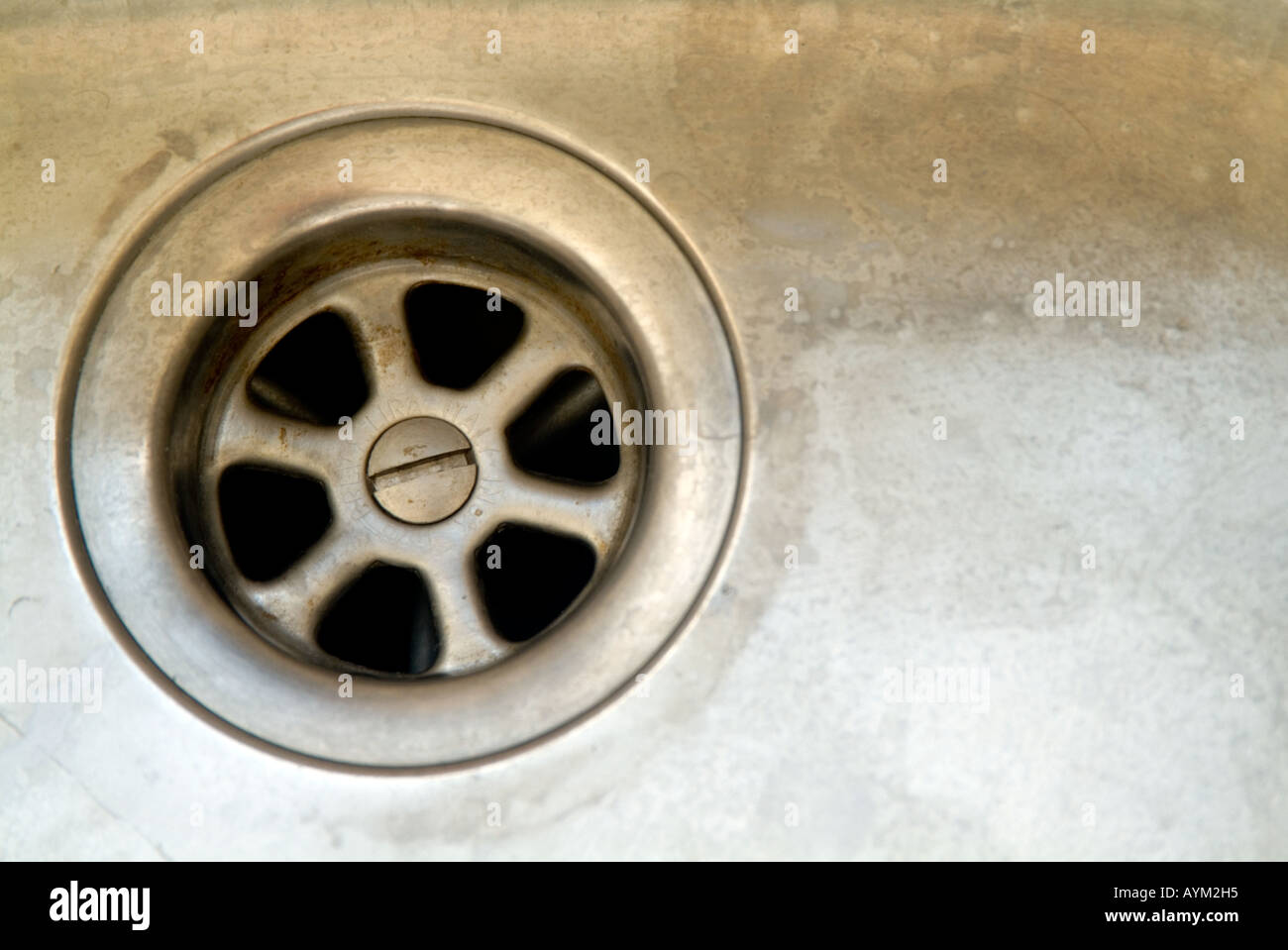 Edelstahl-Waschbecken mit Abfluss Dübelloch Stockfoto