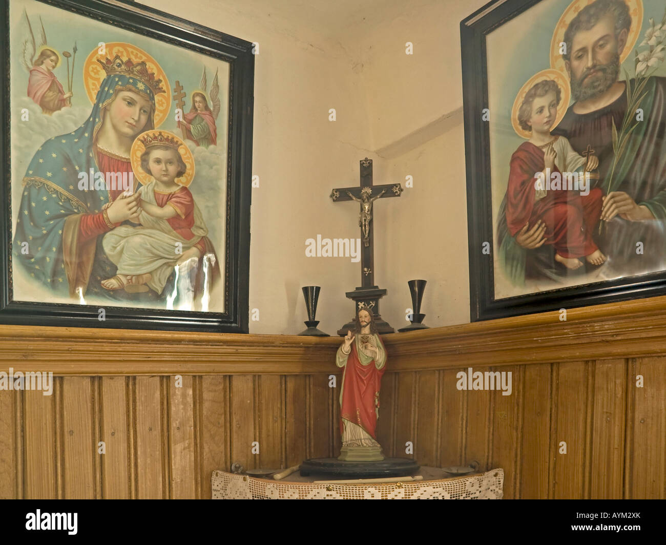 Hausaltar Bilder der Heiligen Kreuz Rand Innenansicht in einem alten Haus mit original historischen Interieur in der fränkischen offen Ki Stockfoto