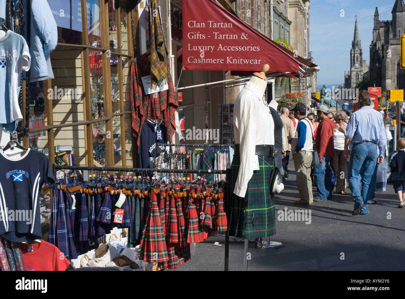 Edinburgh-Royal Mile Tartan und Kilt-Souvenir-Shop und Touristen Stockfoto