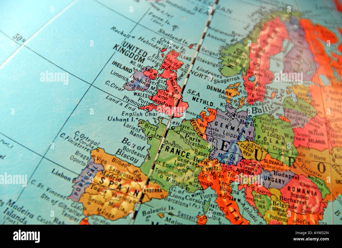 Close-up auf geografischer Globus mit Schwerpunkt auf den United Kingdom(UK) und Europa Stockfoto