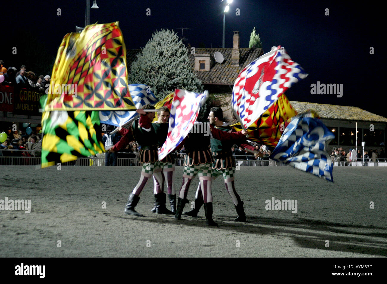 Flagge, werfen zeigen an der Ippodromo di San Paolo di Montegiogio Trab Rennstrecke Le Marche Italien Stockfoto