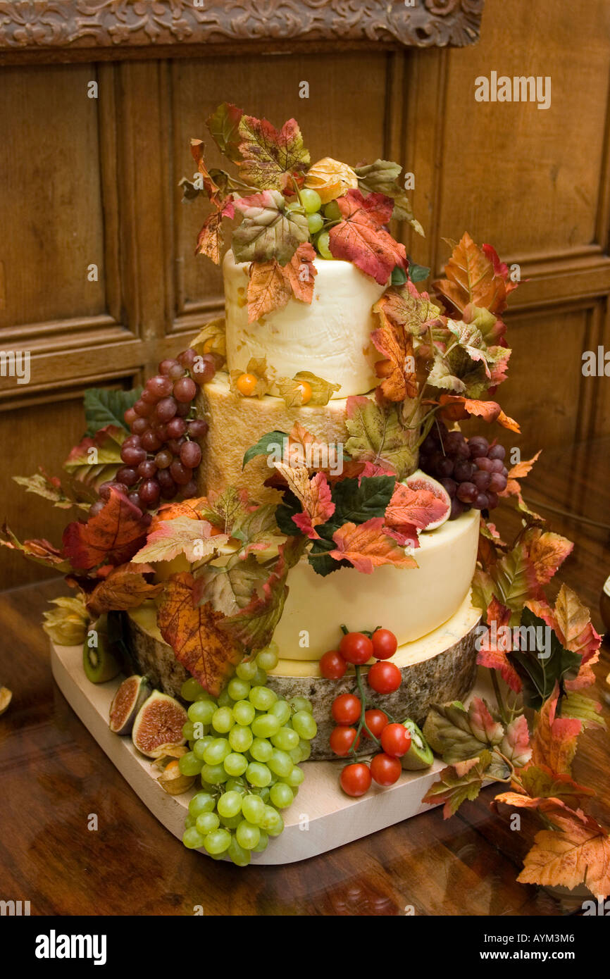 Hochzeiten Hochzeitskuchen mit ganzen Standardformen mit herbstlichen Dekoration Stockfoto