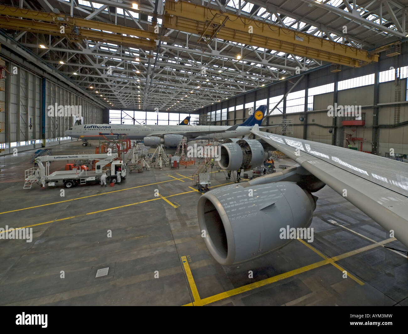 Flugzeug Airbus A 340 Lufthansa Service Halle Hangar Flughafen Fraport Frankfurt am Main Hessen Deutschland Stockfoto