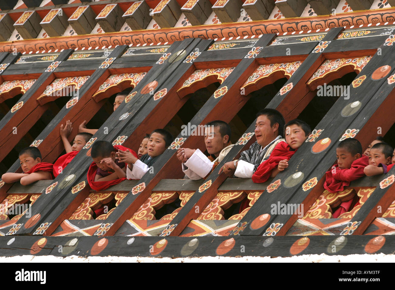 Bhutan Paro Festival Tsechu Mönche aus den oberen Fenstern beobachten Stockfoto