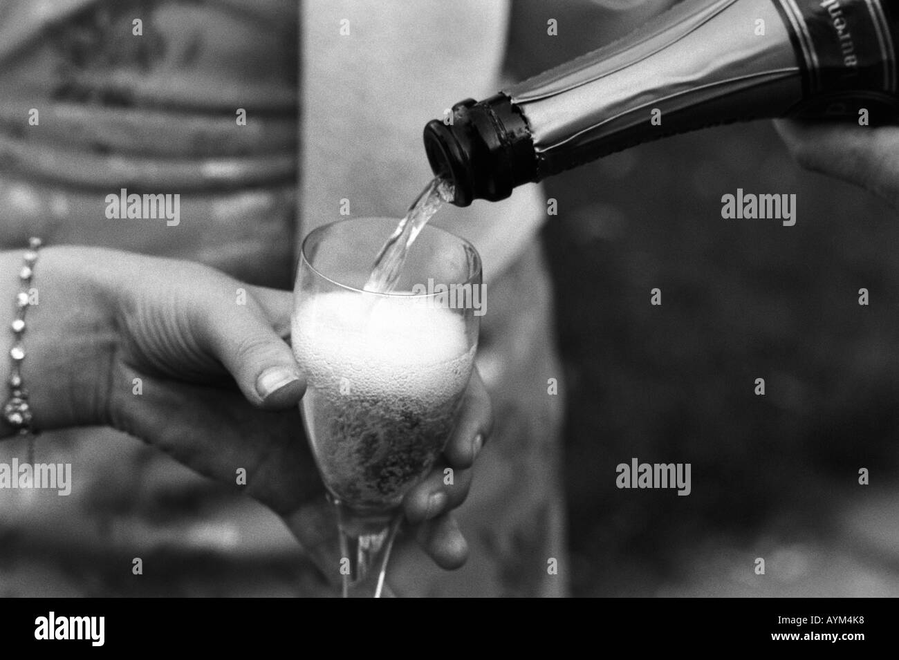 Champagner wird gegossen Stockfoto