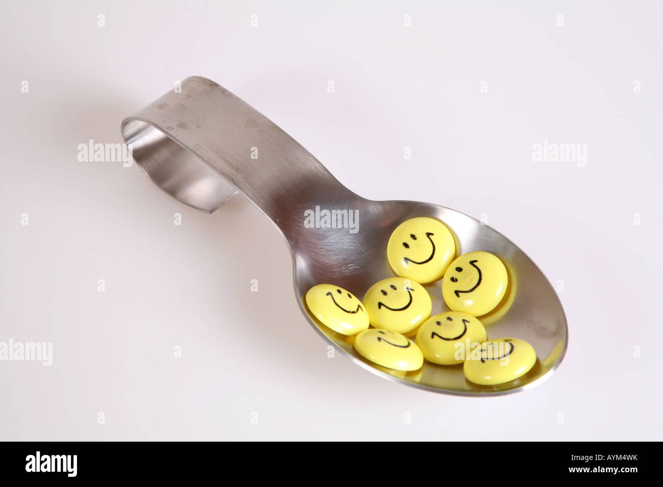 Smiley-Gesichter in silbernen Löffel Stockfoto