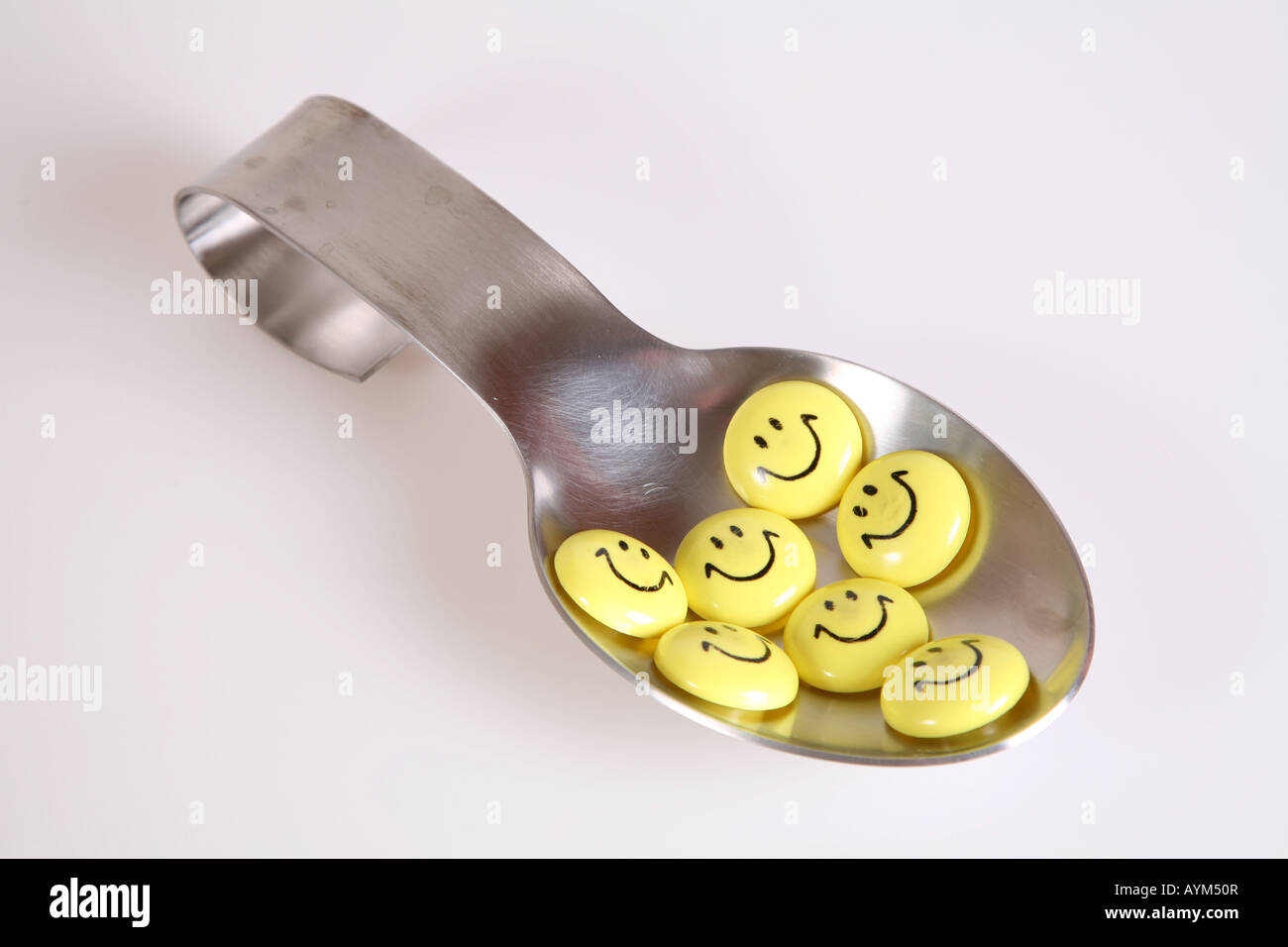Smiley-Gesichter in silbernen Löffel Stockfoto