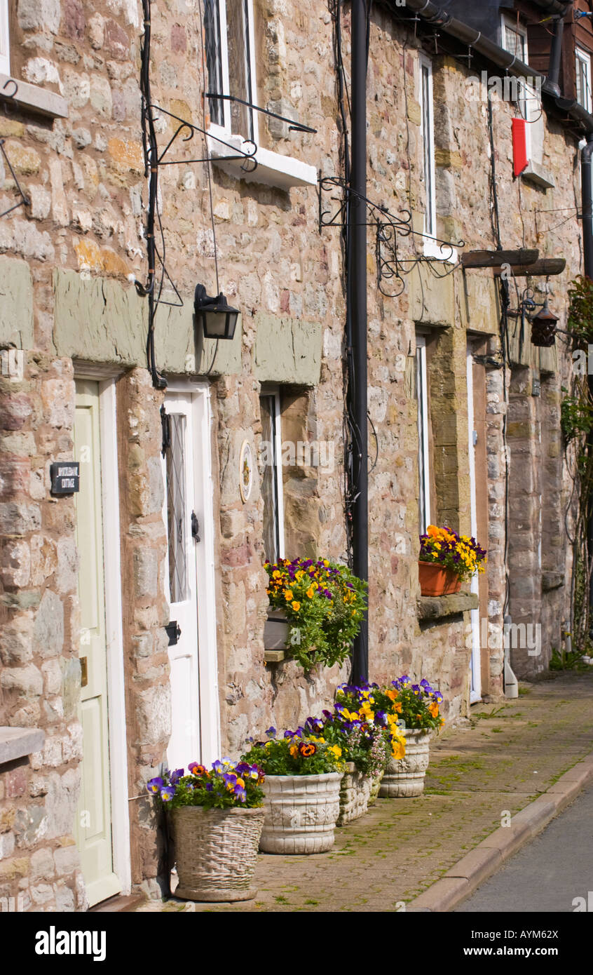 Terrassenförmig angelegten Bungalows mit traditionellem Design auf schmalen Straße in Hay on Wye Powys Wales UK EU Stockfoto