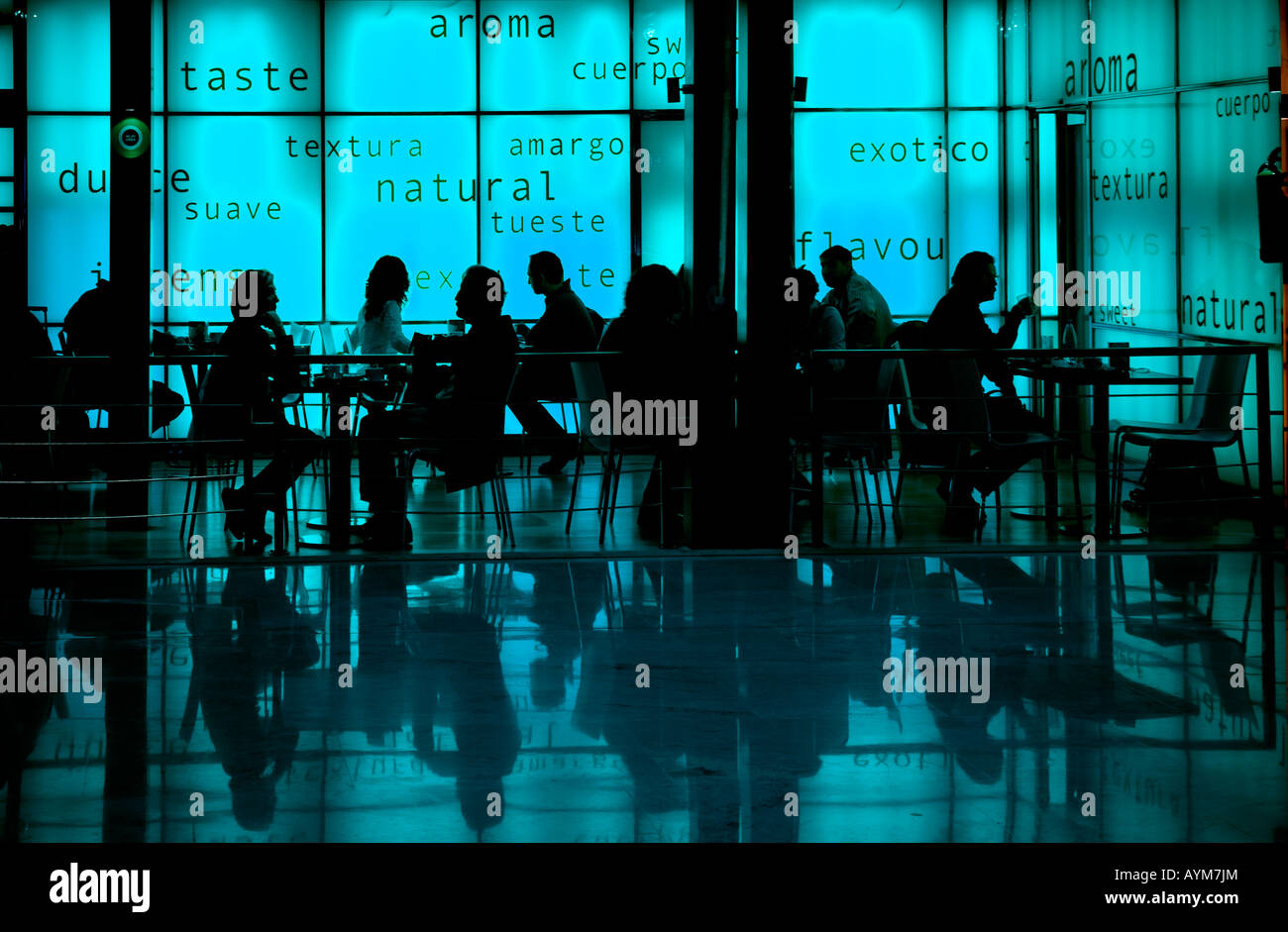 Nicht erkennbare Personen in Cafeteria, umgeben von Aromen. Stockfoto