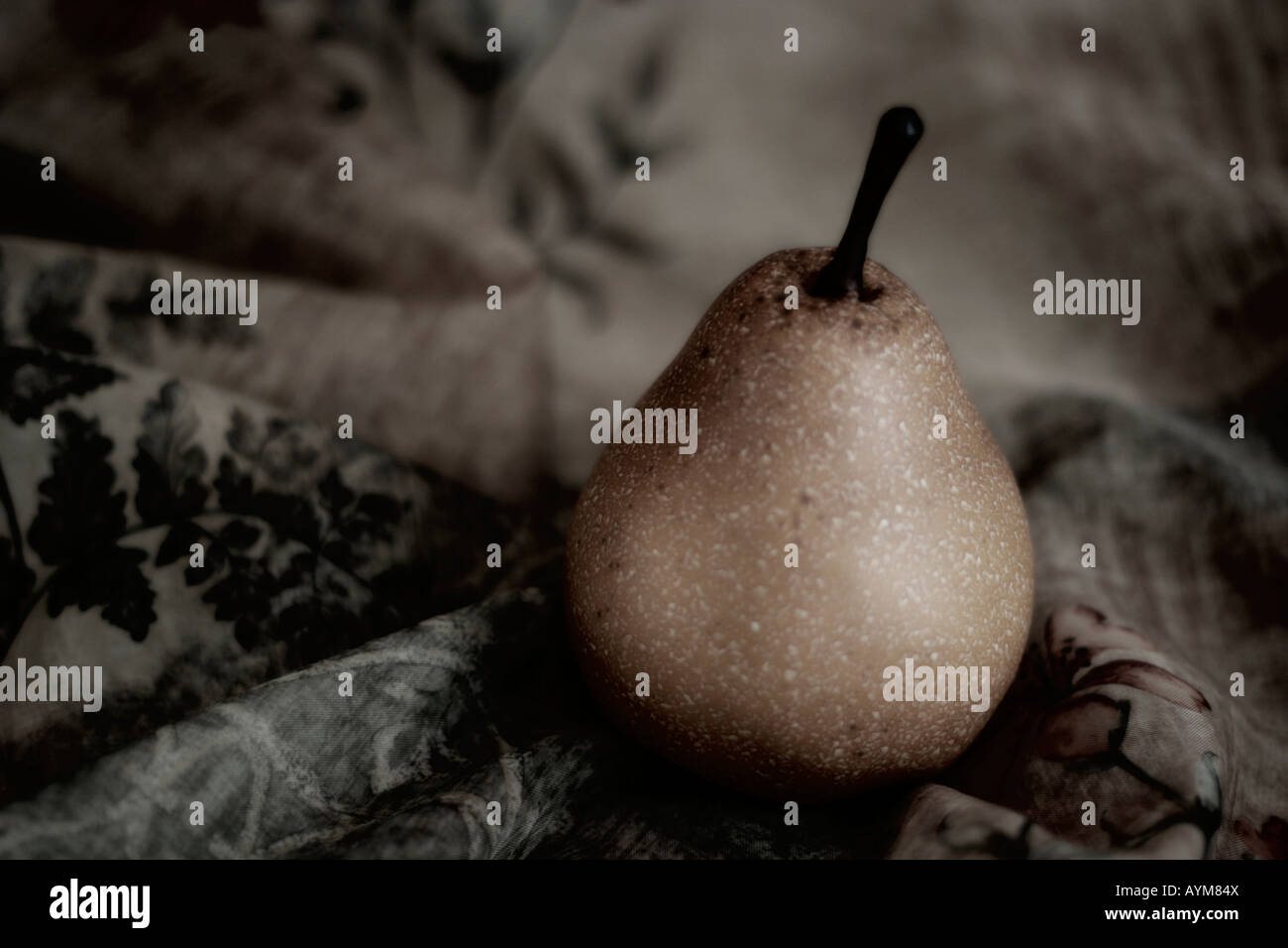 Birne auf geblümten Stoff Stockfoto