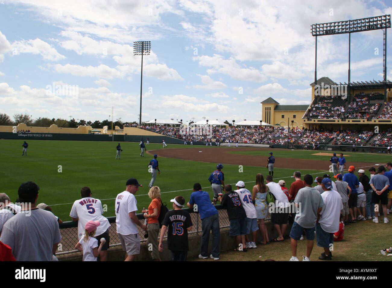 Fans beobachten die Mets Aufwärmen vor einem Spring-Training-Spiel bei Disney s breite Welt des Sports Lake Buena Vista Florida Stockfoto