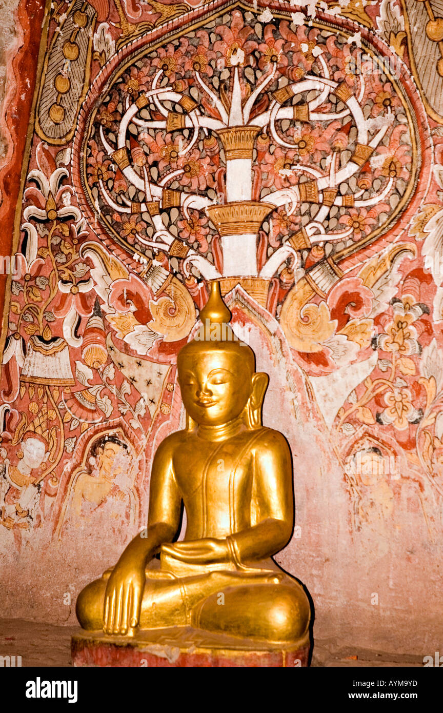 Stock Foto von einem sitzenden Buddha unter dem Baum des Lebens Wandbild in der Hpo Win Daung Höhlen in Myanmar 2006 Stockfoto