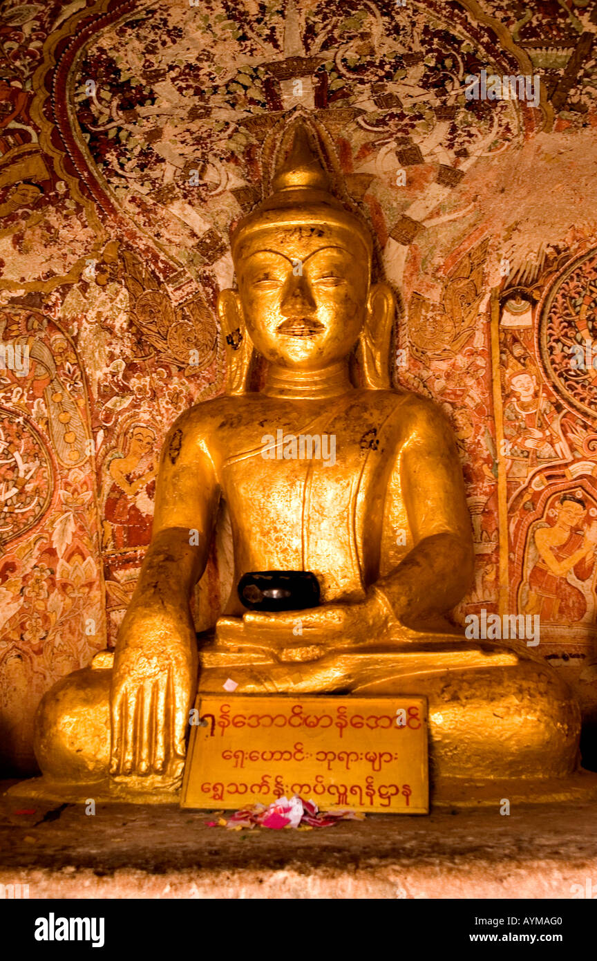 Stock Foto von einem sitzenden Buddha unter dem Baum des Lebens Wandbild in der Hpo Win Daung Höhlen in Myanmar 2006 Stockfoto