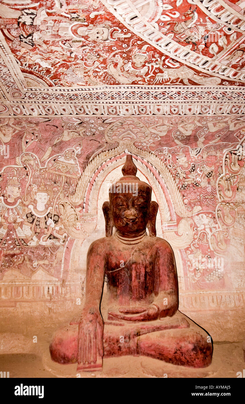 Stock Foto von einer sitzenden Buddha-Statue mit einem Hintergrund von Wandmalereien an den Hpo Win Daung Höhlen in Myanmar 2006 Stockfoto