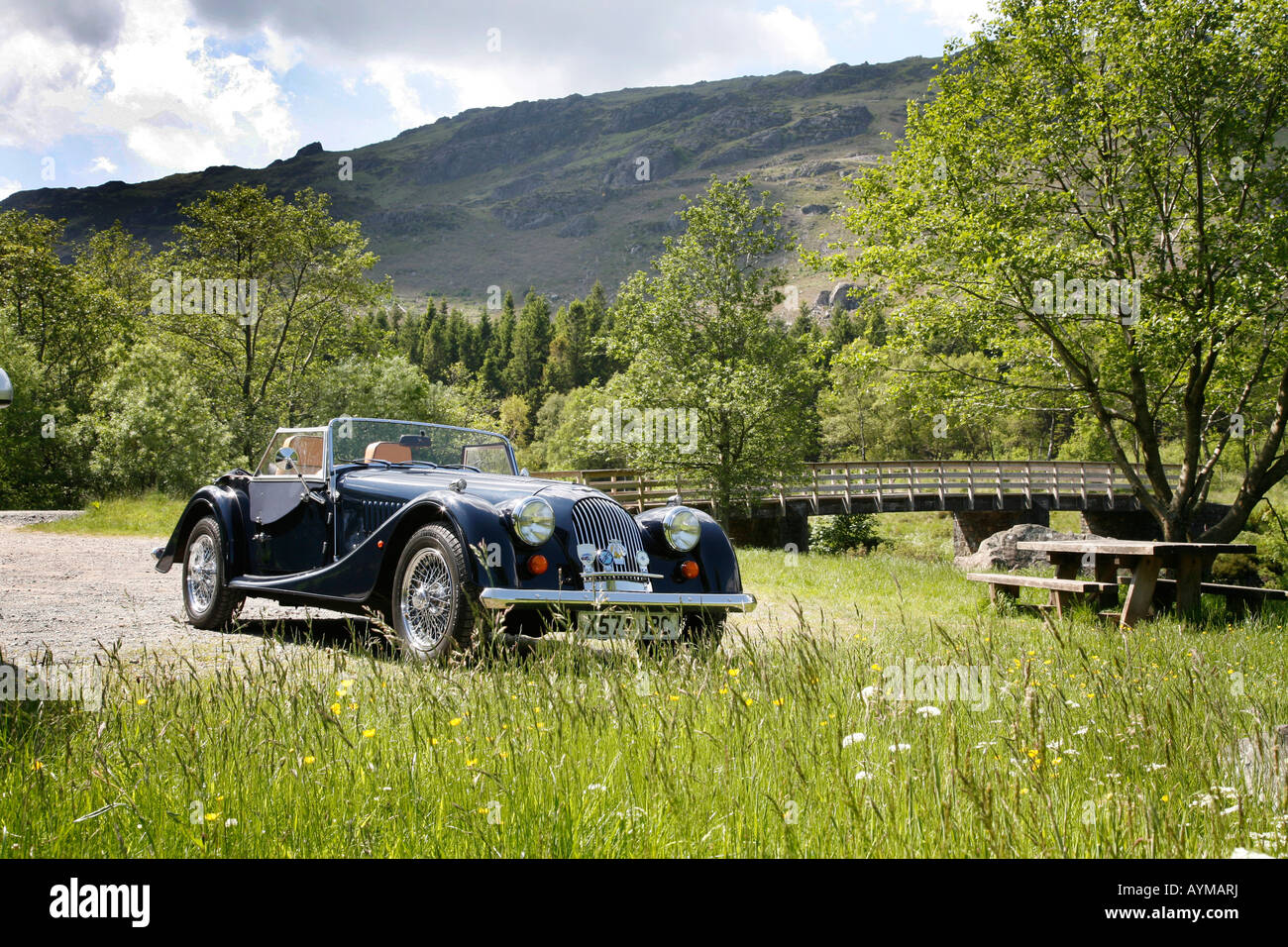 Morgan 4/4 2-sitzigen Sportwagen ' Birks Brücke, im englischen Lake District Grizedale Wald. Stockfoto