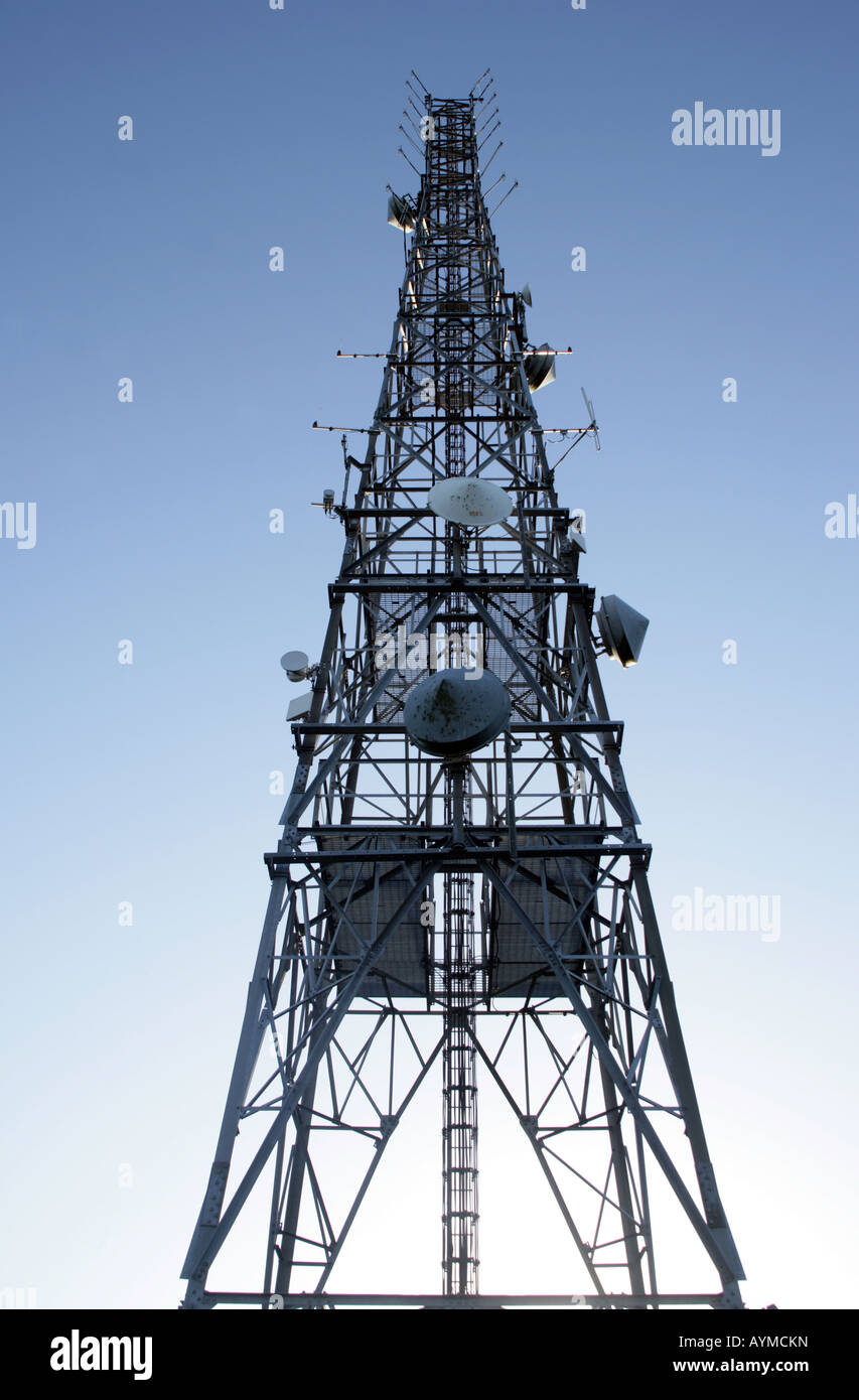 KOMMUNIKATION MAST AUF CATKIN BRAES, GLASGOW, SCHOTTLAND, GROßBRITANNIEN. Stockfoto