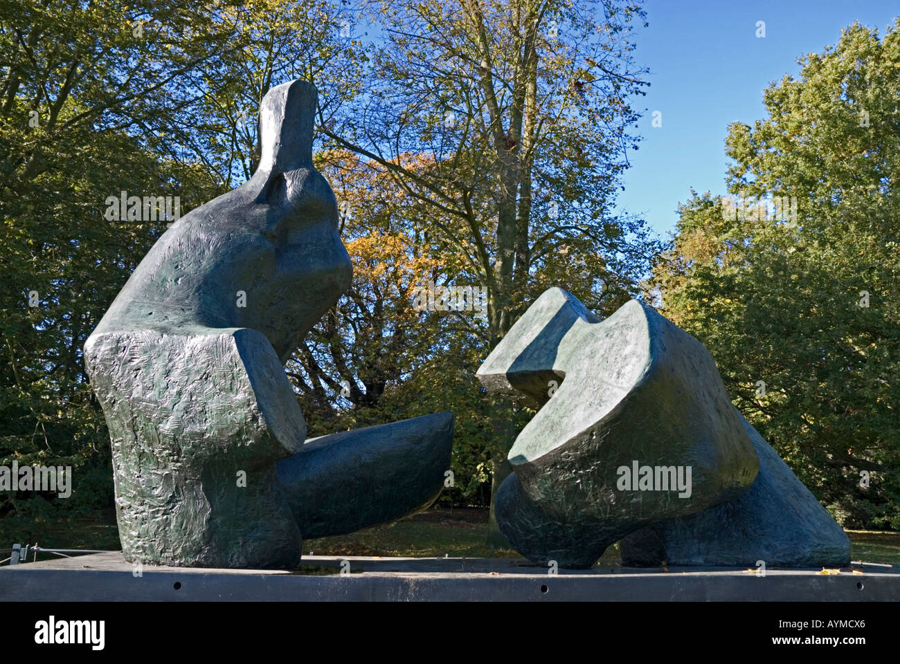 Zwei Stück liegende Figur Nummer fünf von Henry Moore Hampstead Heath London Stockfoto