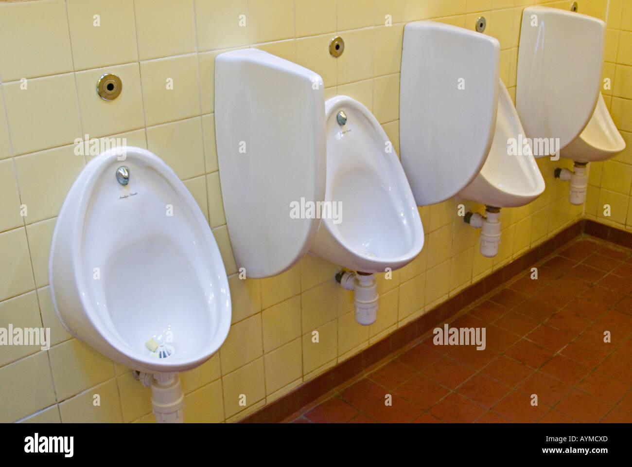 Eine Reihe von Urinalen in eine öffentliche Herren Toilette Stockfoto