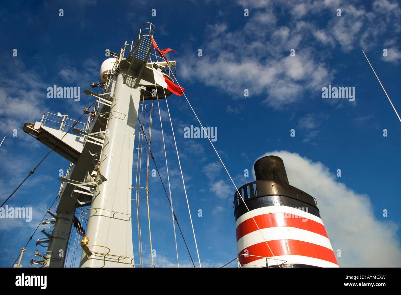 Ein Schiff Trichter und Mast mit Rauch aus dem Trichter. Die Flagge zeigt an, dass das Schiff ein Pilot an Bord hat. Stockfoto