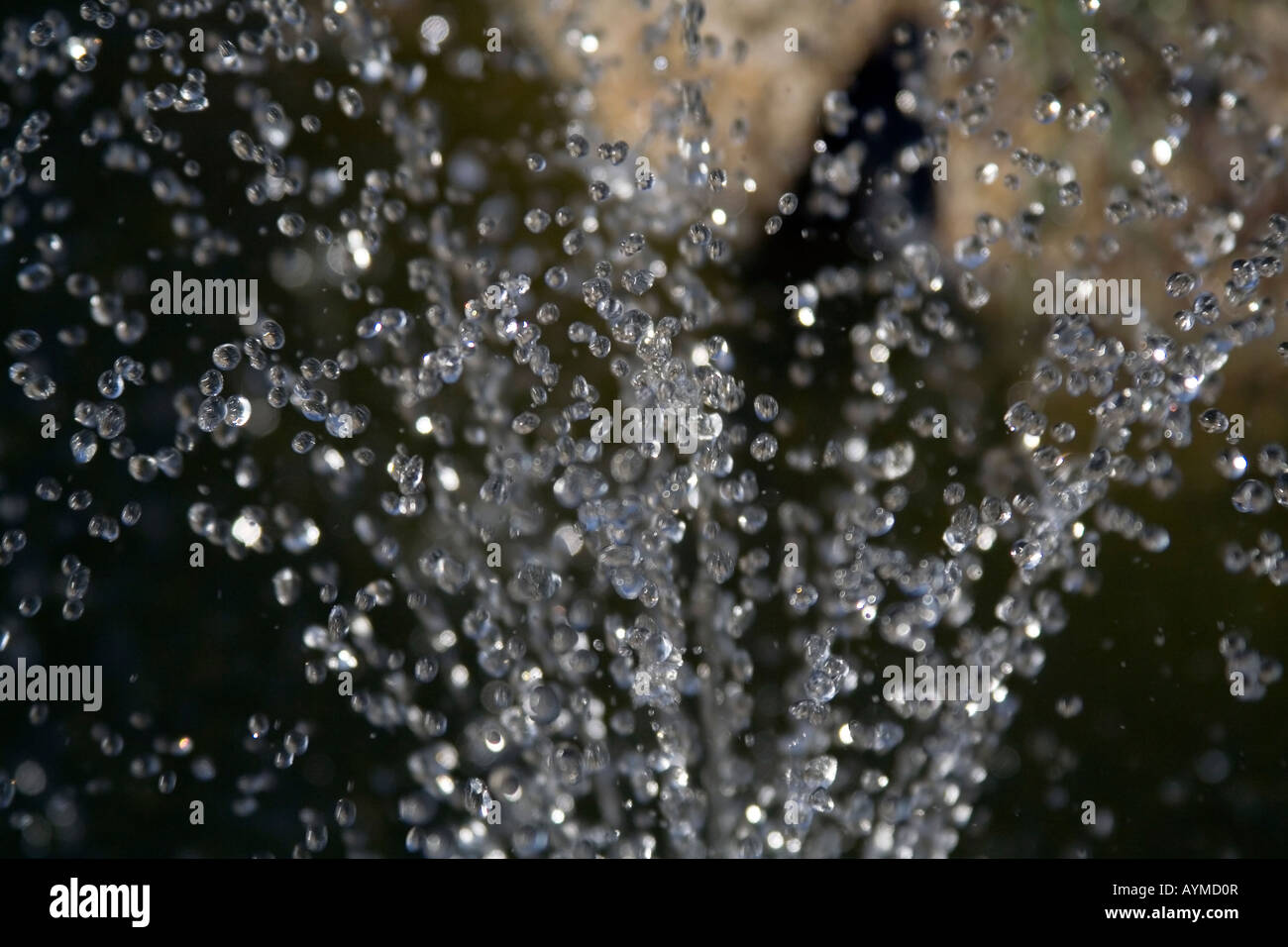 Wassertropfen in den Teich Brunnen. Stockfoto