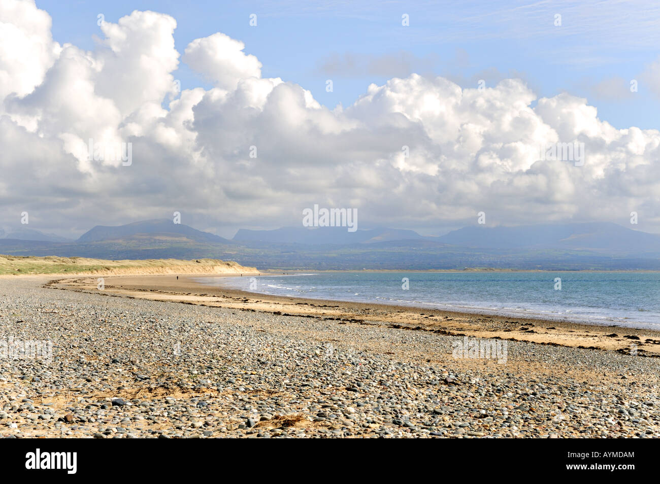 Strand von Llanddwyn Anglesey Insel Ynys Mon Nord Wales Cymru mit Abermenai Punkt Newborough Warren für nur redaktionelle Nutzung Stockfoto