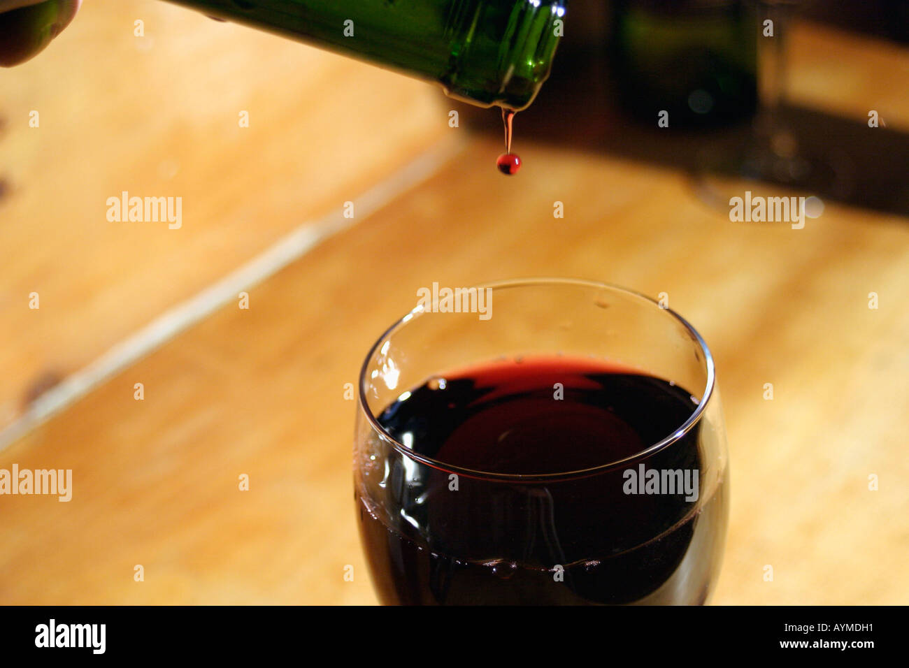 Die letzten Tropfen Rotwein gegossen Stockfoto