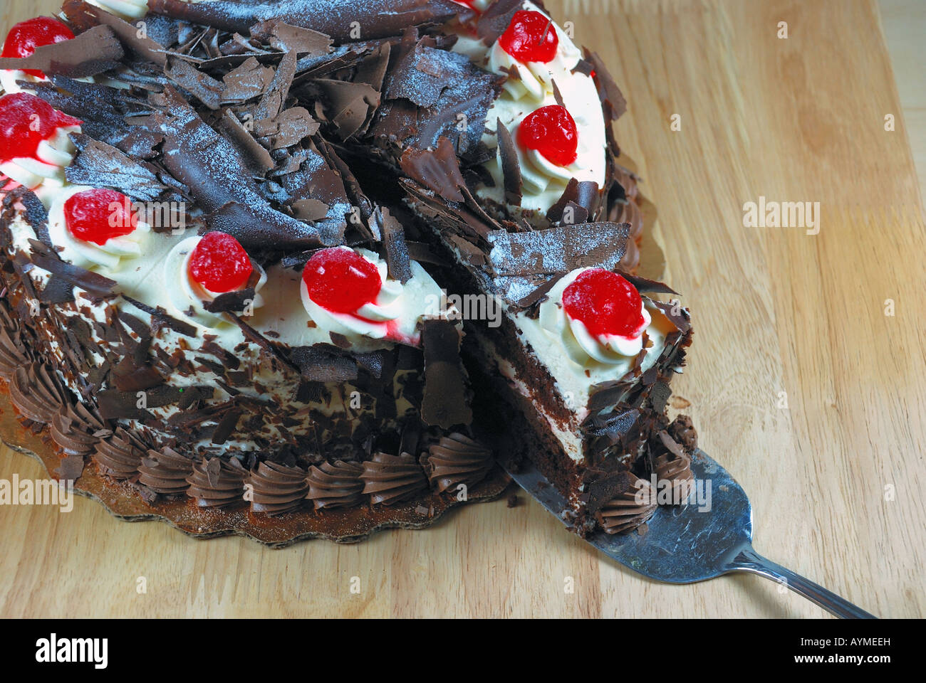 Schokoladenkuchen mit Kirschen Stockfoto