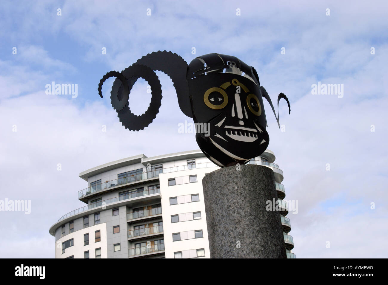 Detail der Royal Armouries Museum schwarze Maske verwendet als Logo auf einem Granit Spalte Clarence Docks Leeds West Yorkshire freier Platz für Text montiert Stockfoto