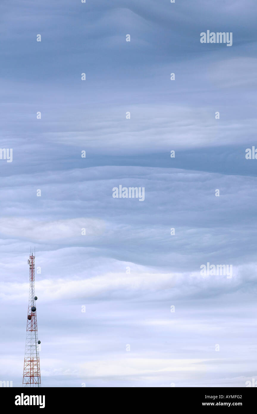Kommunikations-Turm gegen interessante Wolken Stockfoto