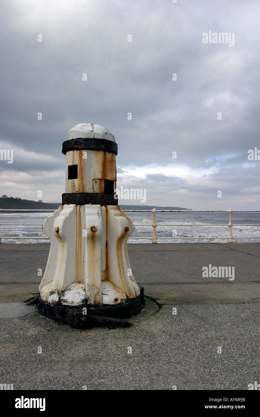 Capstan und Pier in Whitby an bewölkten Tag Whitby North Yorkshire Stockfoto