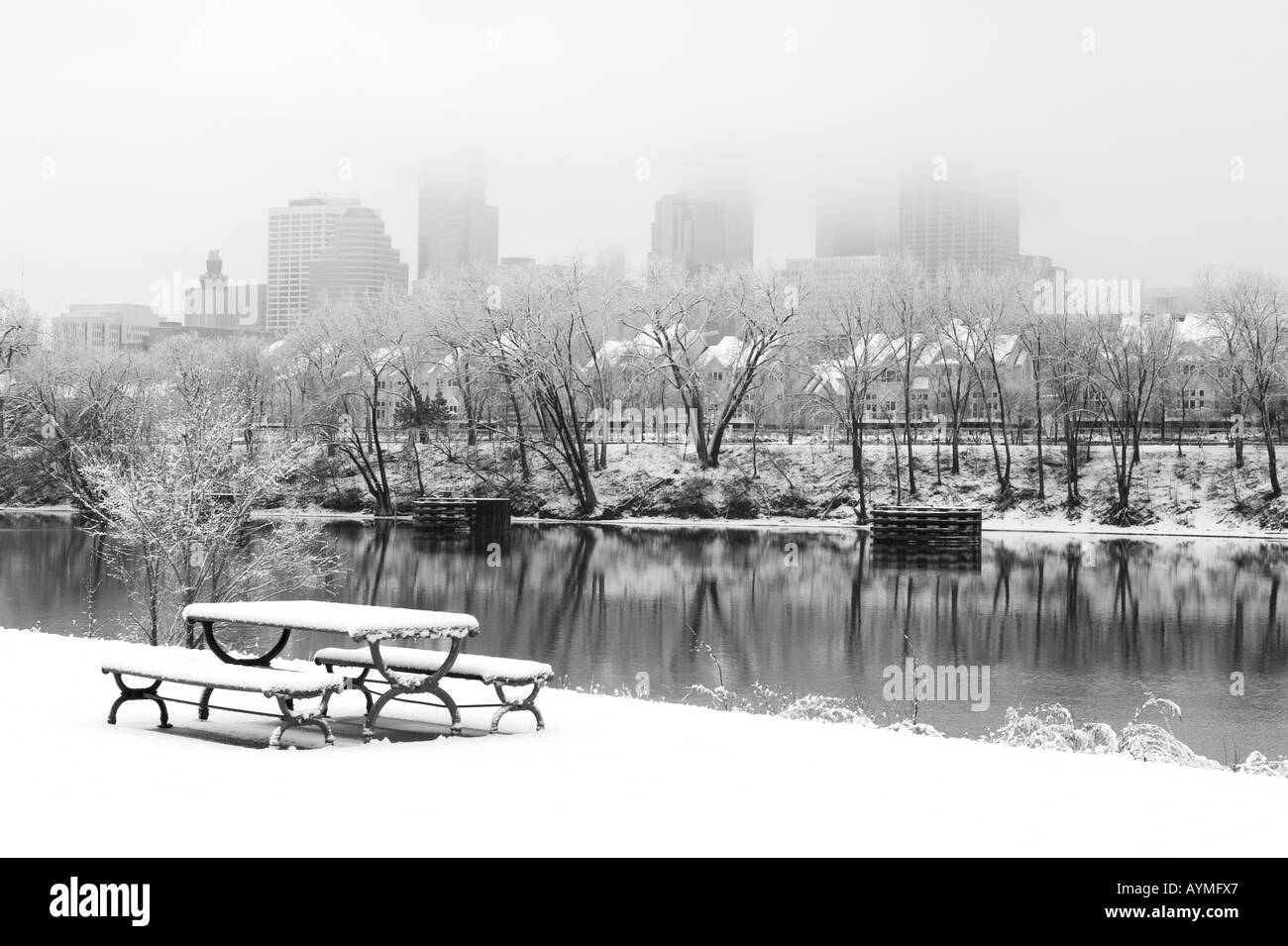 Ein Wintersturm schafft Nebel über Minneapolis, Minnesota. Stockfoto