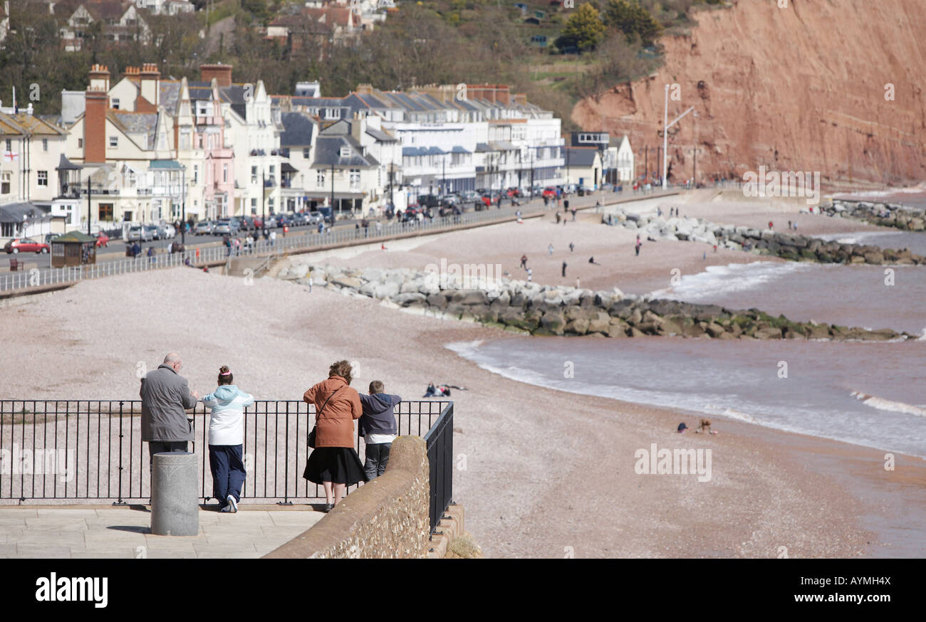 Blick auf Meer Sidmouth, bei Urlaubern, die gerade von einem Aussichtspunkt auf. Stockfoto