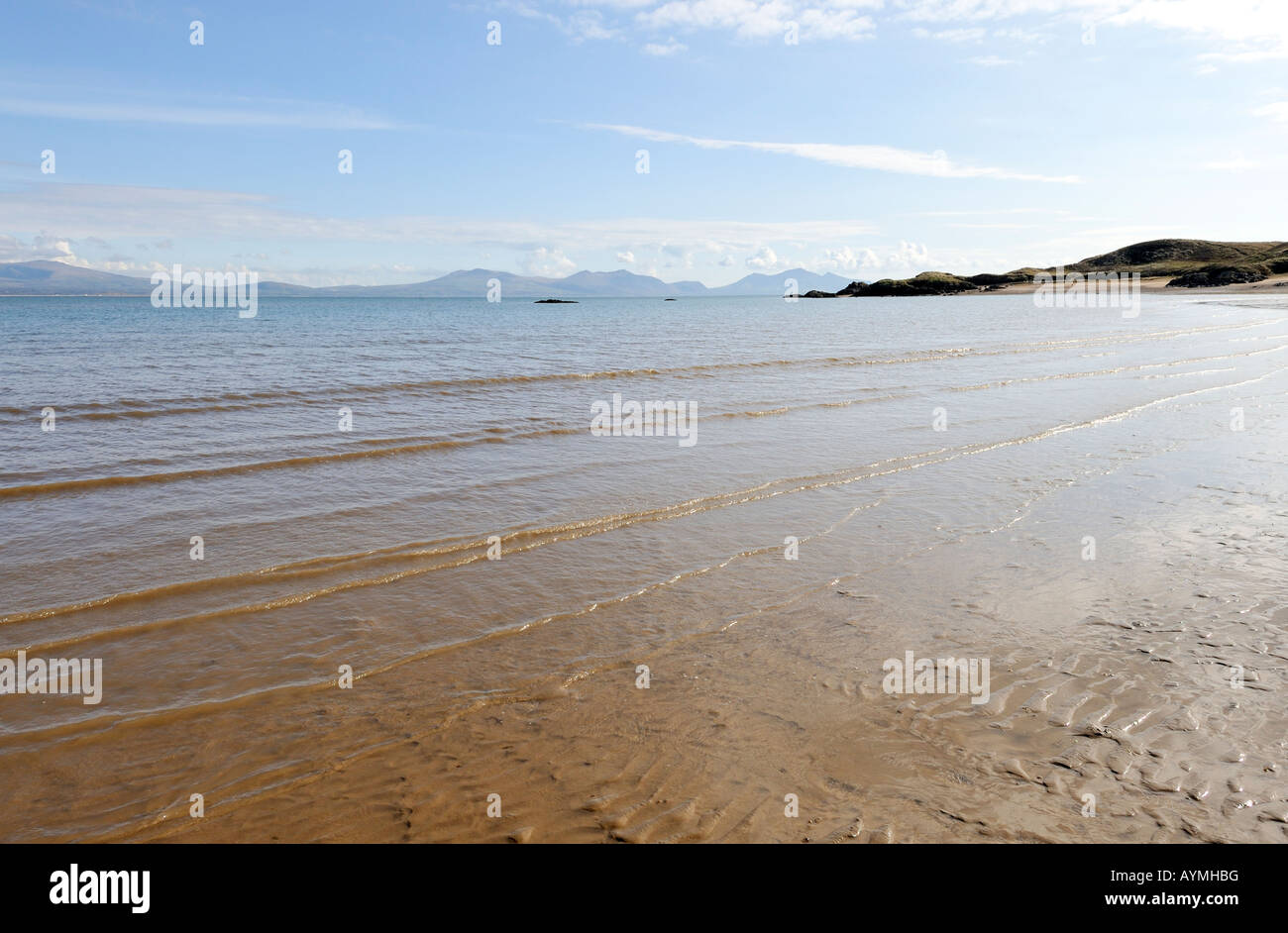 Llanddwyn Strand Anglesey Insel Ynys Mon North Wales Cymru mit Llanddwyn Island im Hintergrund Stockfoto