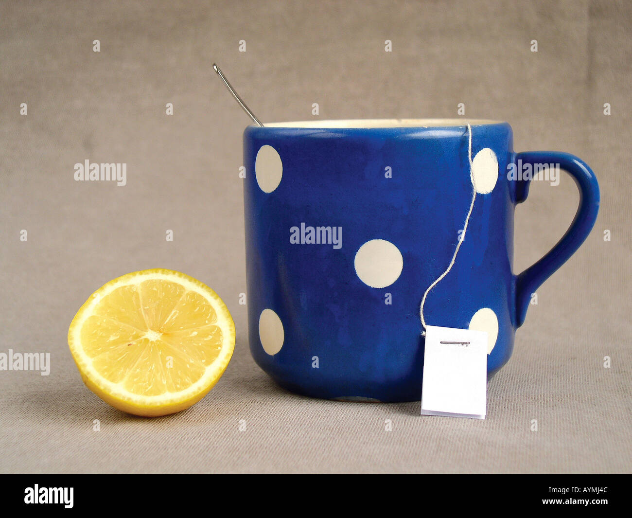 Zitrone Zum Tee in Einer Blauen Tasse Mit Weissen Gastarbeitersaga Stockfoto